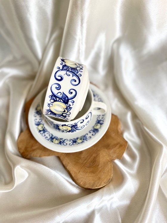 Image 1 of Villeroy & Boch Cadiz - Grandes tasses thé ou café vintage avec soucoupes - motif floral bleu et jaune, faïence Luxembourg 70s