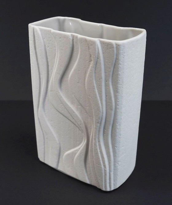 White Heinrich Porcelain Vase Model 2086 Matte Glaze Op Art Wave Relief Decor 1960s – Heinrich-Porzellan (photo 3 of 10)