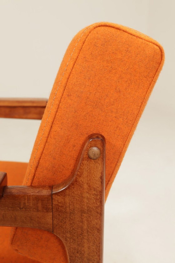 Image 1 of Vintage oranje fauteuil met wollen bekleding en walnootkleurig hout, mid-century modern stijl.