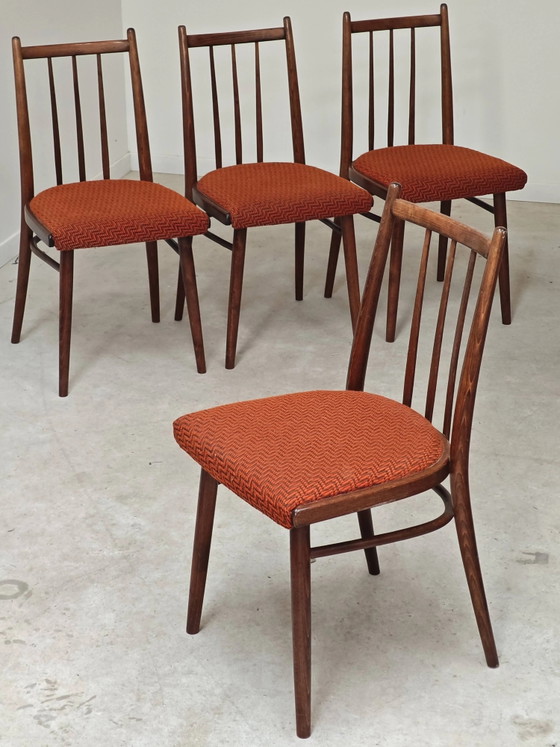 Juego de 4 sillas de comedor TON Bystrice Antonin Suman tela naranja – Thonet, Wood, Mid Century Modern (photo 5 of 16)