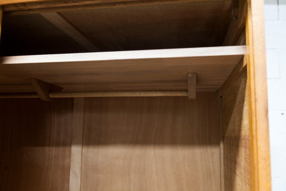 Image 1 of Kledingkast uit de jaren 50 met kompasvormige poten, schuifdeuren en een nieuw bovenblad.