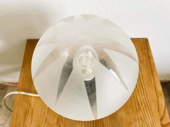 Image 1 of Kleine portugiesische Tischlampe aus schwarz lackiertem Holz mit einem Lampenschirm aus mattiertem Glas