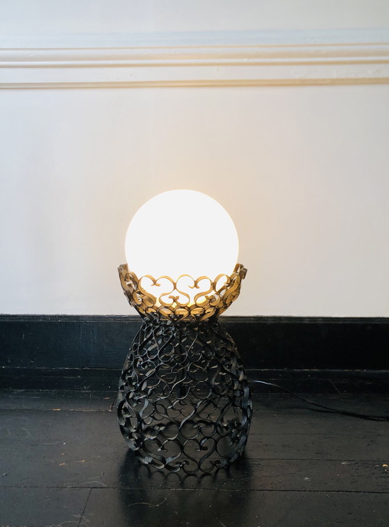 Image 1 of Zwarte smeedijzeren lamp met een handgemaakte witte bol.