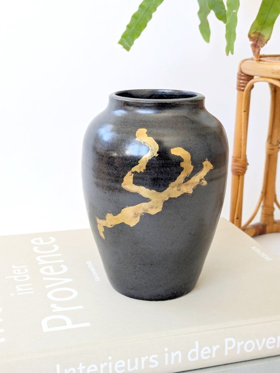 Image 1 of Vintage Studio Aardewerk Amfora Vaas | Zwart & Goud Glazuur | Japandi Minimalistisch Keramiek
