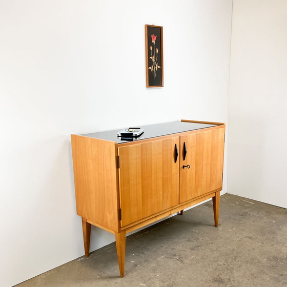 Image 1 of Piccola credenza di WK Möbel, impiallacciatura chiara con piano in vetro nero, anni '50