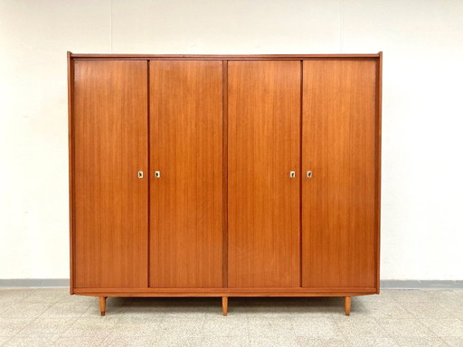 Vintage-Kleiderschrank aus Teakholz aus der Mitte des 20. Jahrhunderts (1960er Jahre)