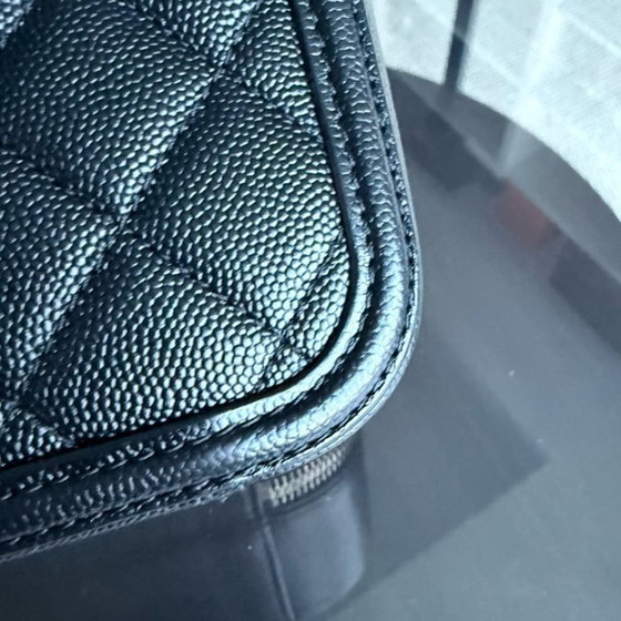 Image 1 of Chanel Filigraan Toilettas Medium - Caviar Gewatteerd Kalfsleer met Korrelnerf Zwart Goudkleurige Hardware Serie 27