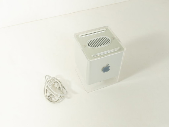Image 1 of Power Mac G4 Cube et écran Studio 17 pouces, Apple, années 2000, vintage