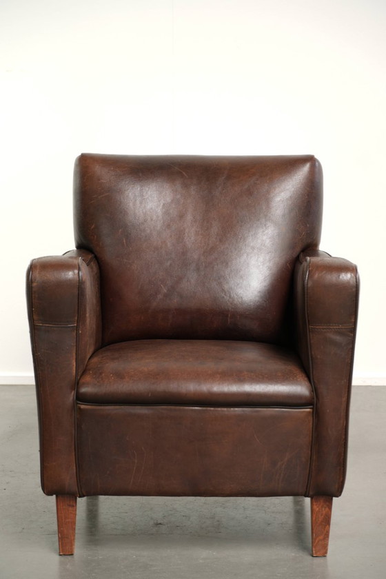 Stoere vintage schapenleren armchair met een mooi patina en een tijdloos Engels design in een subtiel formaat (photo 2 of 12)