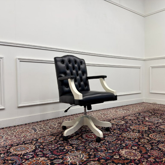 Classica Sedia da Ufficio Chesterfield Bianca Inglese – &Tradition, Sedie da ufficio, Pelle, Legno (photo 7 of 7)