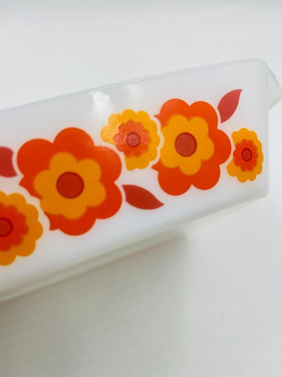 Image 1 of Piatto Arcopal con fiore di loto, arancione vintage, anni '70