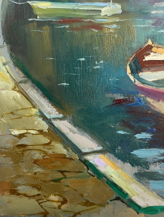 Image 1 of Dipinto a olio originale raffigurante un paesaggio urbano costiero con un porto cittadino affollato.