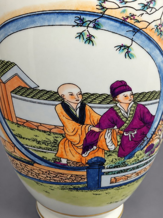 Elegant baluster porcelain vase, Jingdezhen, Polychrome decor and gilding, Ceramic, White, Aziatisch (photo 9 of 12)