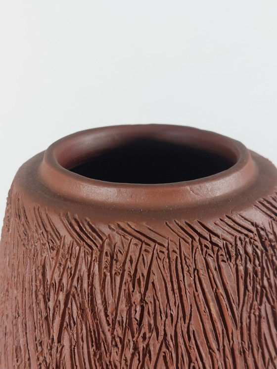 Vintage keramische vaas met sgraffito-decoratie in brutalistische stijl uit het midden van de 20e eeuw. (photo 3 of 10)