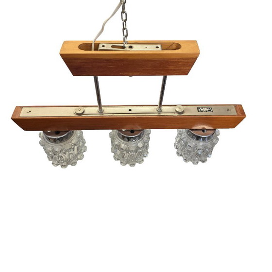 Pendelleuchte im Mid-Century-Stil mit drei gepressten Glasschirmen – Pendelleuchten, Wood (photo 6 of 8)