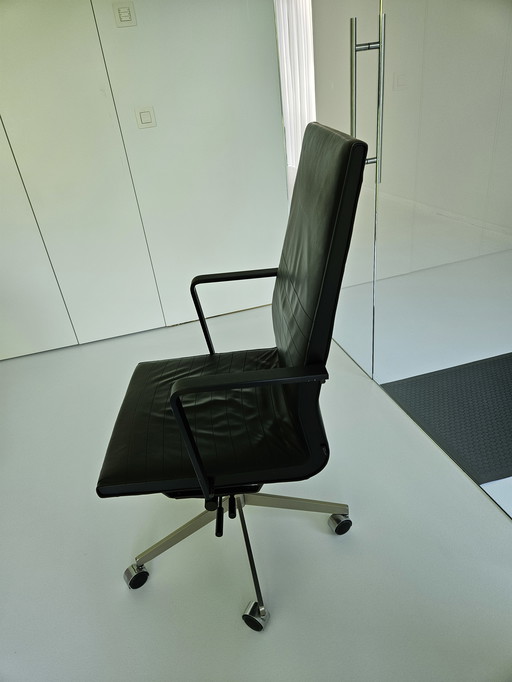 Bulo VVD High back office chair in black leather, armrests aluminum black anodized, side profiles black lacquered