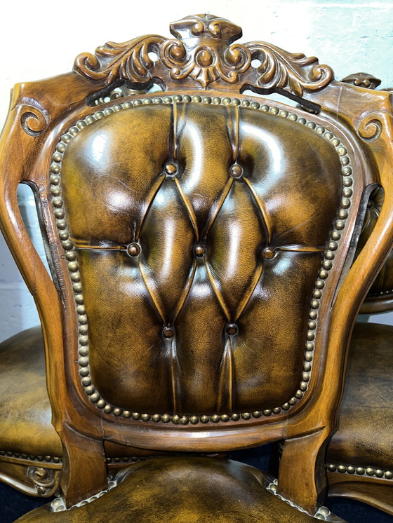 Image 1 of 6 Chesterfield-Esszimmerstühle aus barockem Leder