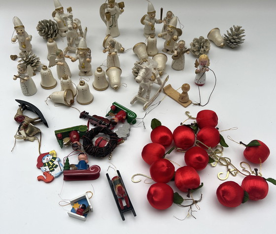 Image 1 of Ampia collezione di vecchi addobbi natalizi: legno, pigne, figure, mele