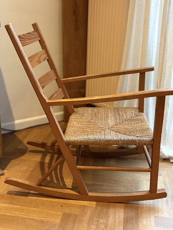 Image 1 of Sedia a dondolo in legno e corda di carta Design scandinavo