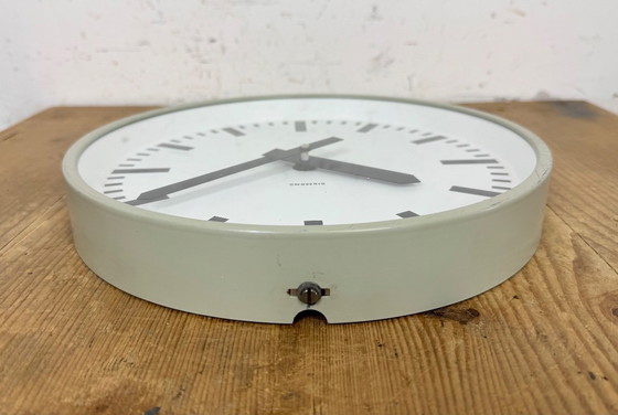Image 1 of Horloge murale industrielle grise de Siemens, années 1970