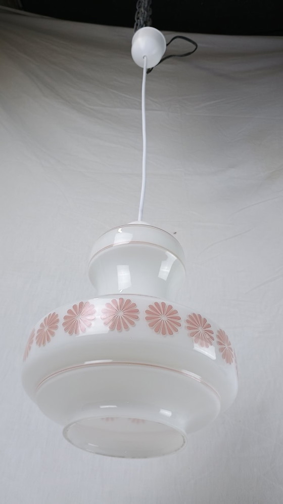 Image 1 of Lampada a sospensione vintage di metà secolo Lunel in vetro bianco crema con fiore rosa