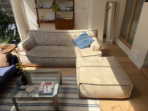 Beige Wildleder-Dreisitzer-Sofa