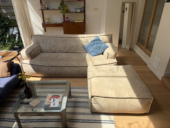 Image 1 of Beige Wildleder-Dreisitzer-Sofa