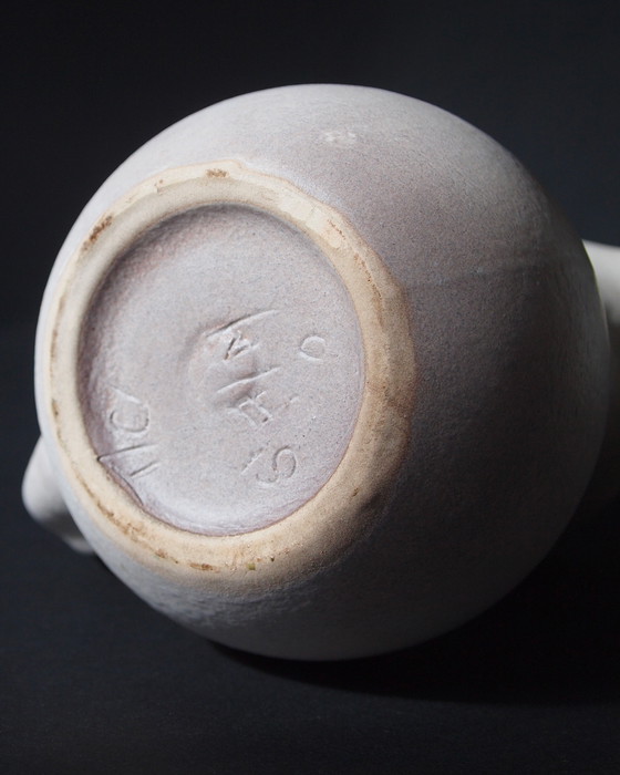 Image 1 of Jarra de cerámica firmada, esmaltada en blanco satinado y naranja brillante en el interior.