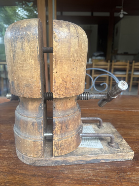 Image 1 of Antieke verstelbare hoedenvorm op een standaard – Massief hout – Begin 20e eeuw