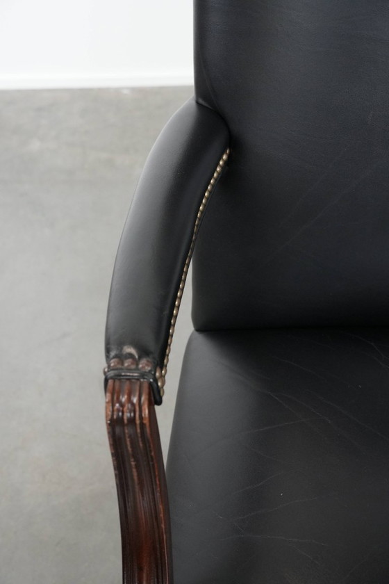 Image 1 of Zwarte rundleren en houten chesterfield bureaustoel in Engelse stijl op wieltjes