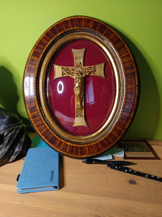 Antikes religiöses Kruzifix aus dem 19. Jahrhundert unter Wölbglas - Messing und Samt - 40cm – Bildhauerei (photo 6 of 6)