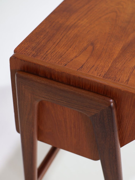 Image 1 of Tocador danés antiguo de teca de la década de 1960.