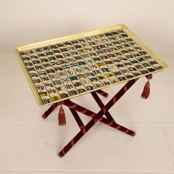 Vassoio araldico di Piero Fornasetti, montato come tavolo su base Foldes, anni '50 – Tavolini, Wood, Velvet (photo 3 of 20)