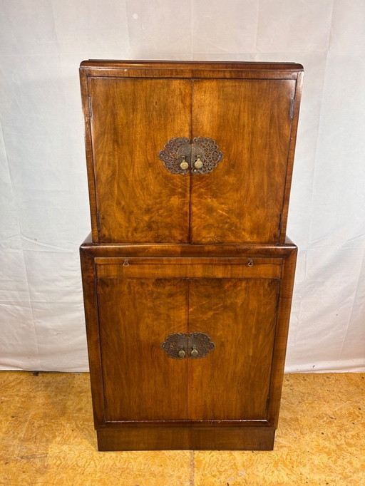 Mueble bar Art Déco vintage de nogal (1920-1940). Impresionante mueble bar con detalles de espejo y características originales. 