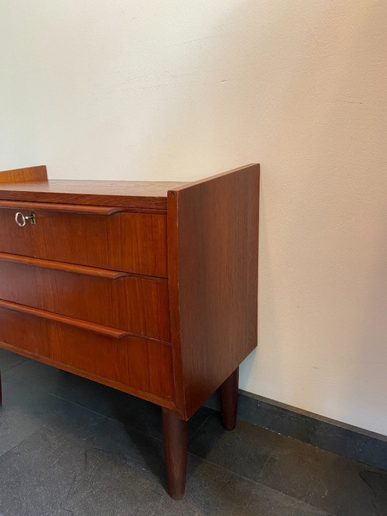 Image 1 of Vintage Deense 3-ladekast van teakhout