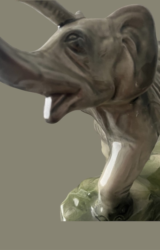 Image 1 of Gran escultura de elefante de mayólica intacta