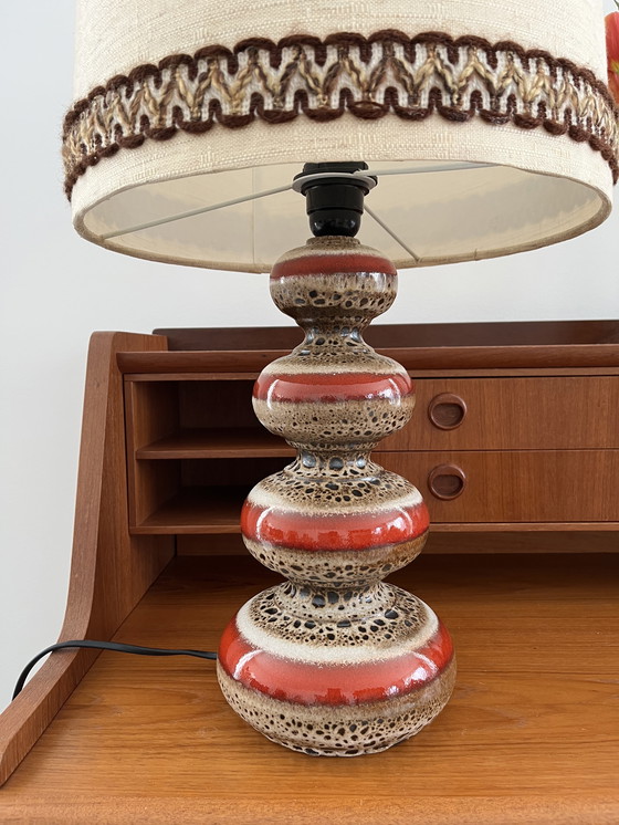 Image 1 of Mid Century Fat Lava Lampe vintage rot bruin Tischlampe Stehlampe Keramikfuß 49 cm hoog