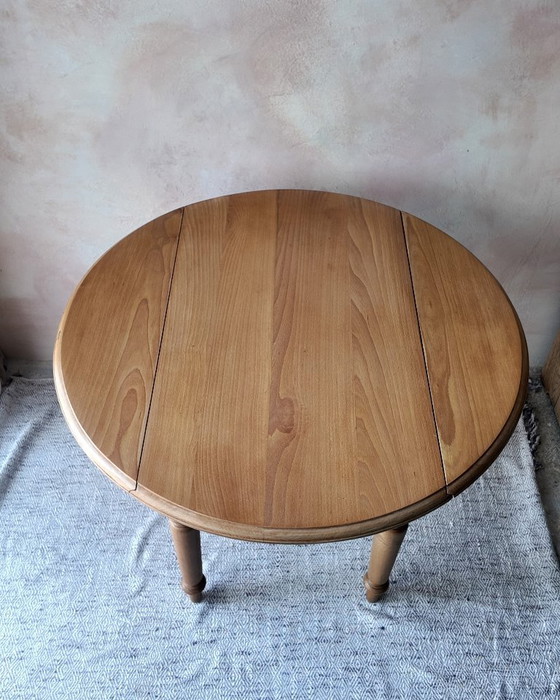 Image 1 of Mesa pequeña redonda plegable de madera de haya: encanto rústico.
