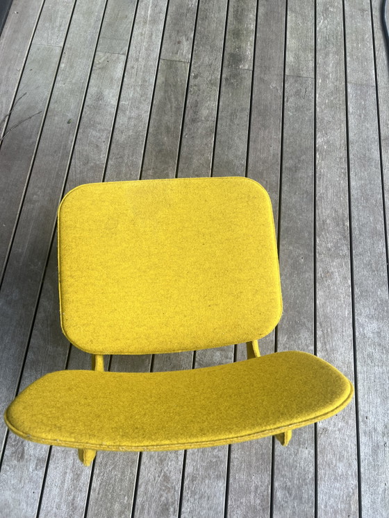 Image 1 of Una silla amarilla de Ligne Roset
