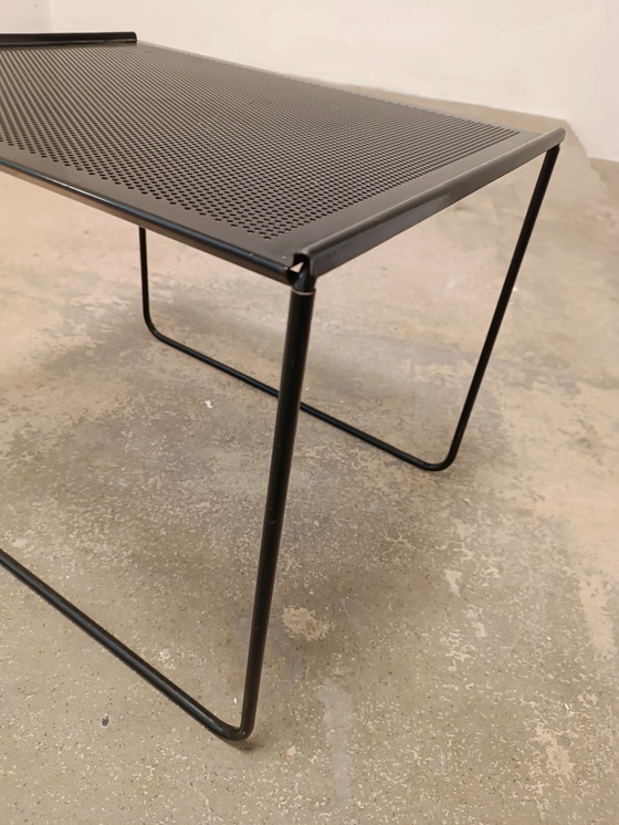 Image 1 of Table d'appoint postmoderne en métal perforé