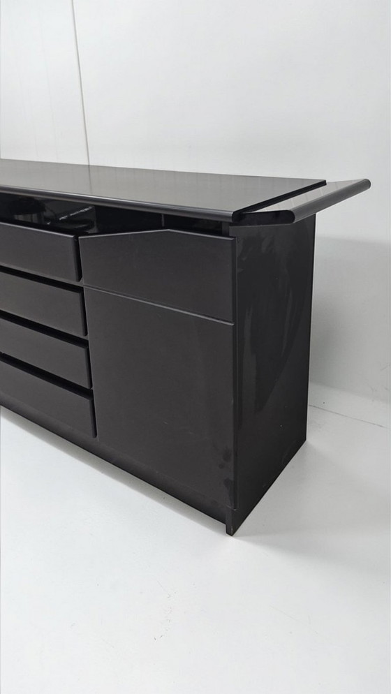Image 1 of Credenza postmoderna nera lucida: una dichiarazione di stile.