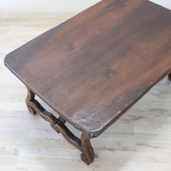 Image 1 of Mesa de centro de nogal macizo, Italia, principios del siglo XX.