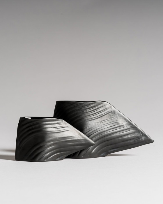 Image 1 of Paire de vases sculpturaux "Scarpa" par Johan van Loon pour Rosenthal, Porcelaine Noire, vers 1980, Allemagne, Studio-Linie