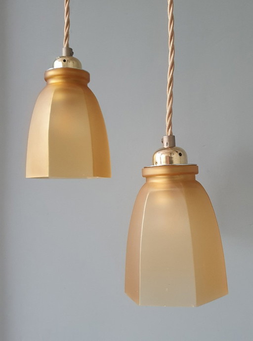 Ensemble de lampes suspendues vintage françaises jaunes en verre coloré.