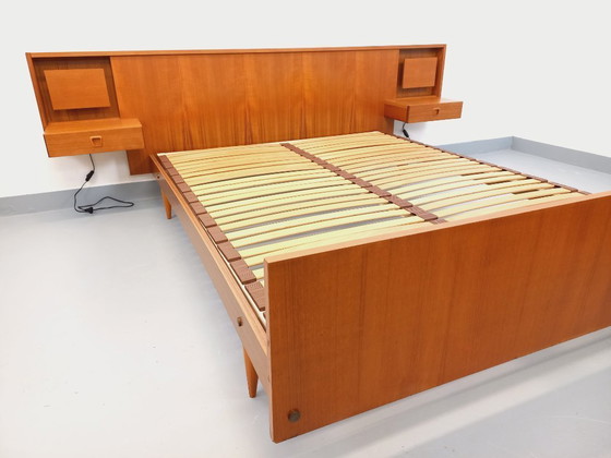 Image 1 of Lit double vintage style scandinave en teck des années 60 avec chevets lumineux intégrés et sommier