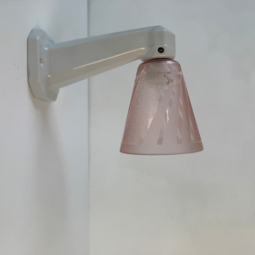 Antieke art-deco wandlamp met roze glas