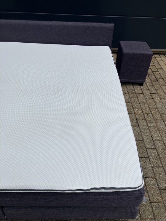 Image 1 of Auping Boxspring 180 x 200 in Topstaat! Incl Auping matras en Emma topper, alles zeer netjes. Incl 2 hockers (nachtkastjes)