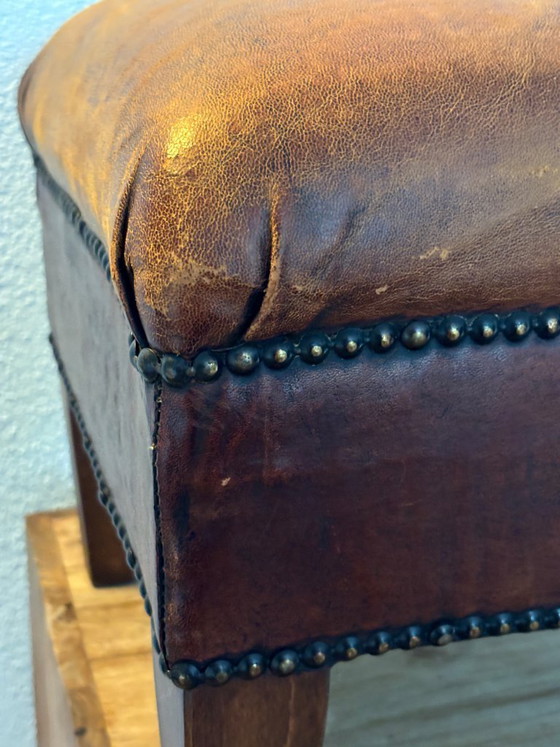 Image 1 of Hocker Bruin Schaapsleer met messing afwerking