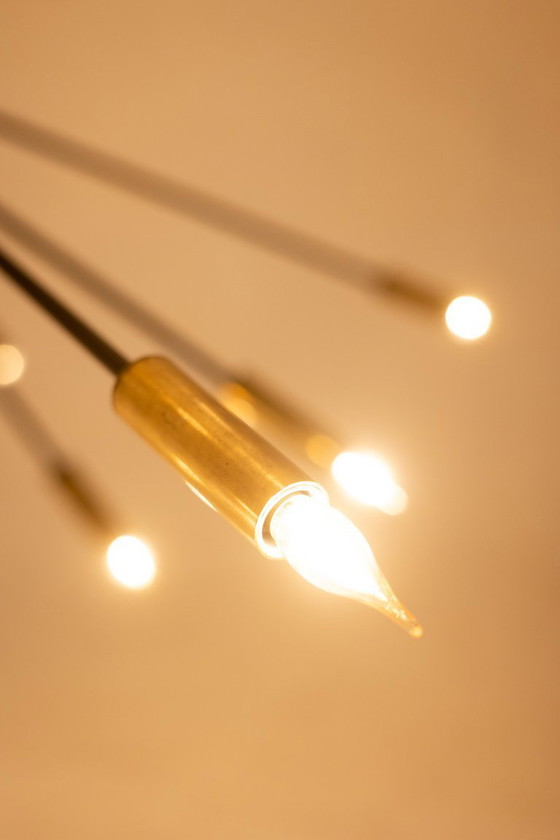 Image 1 of Lampadario a forma di Sputnik in ottone dorato patinato e lacca nera. Contemporaneo.