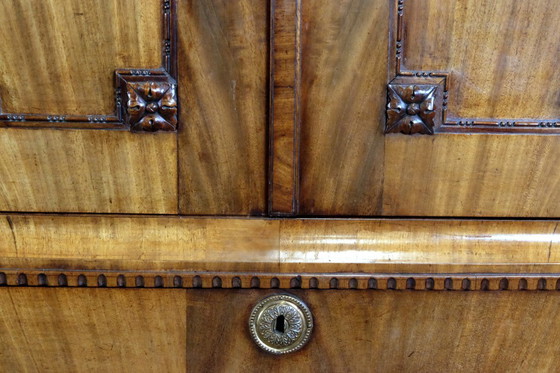 Image 1 of Elégant cabinet en acajou à décor floral vers 1780.